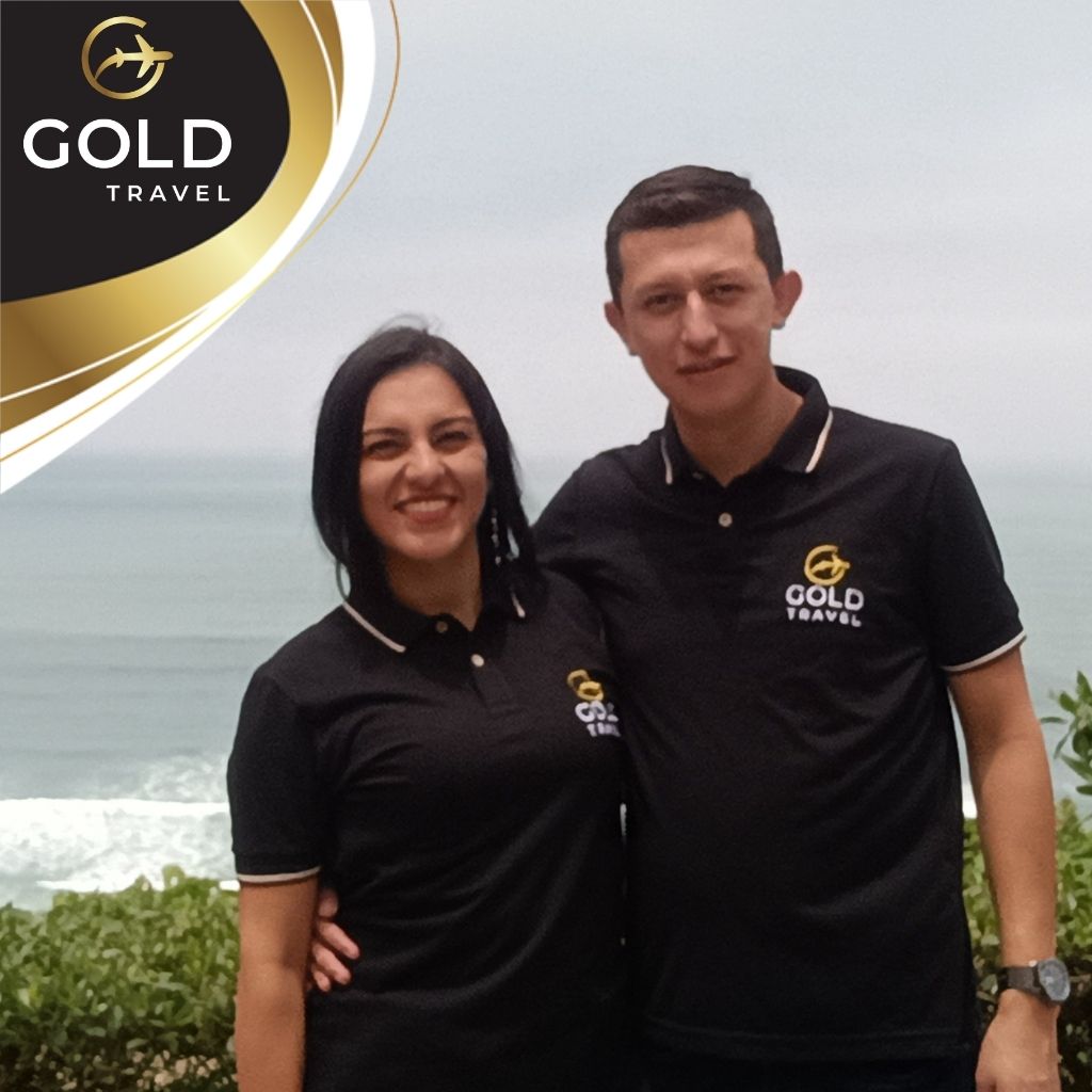 Viajeros disfrutando el Eje Cafetero en carro con Gold Viajes