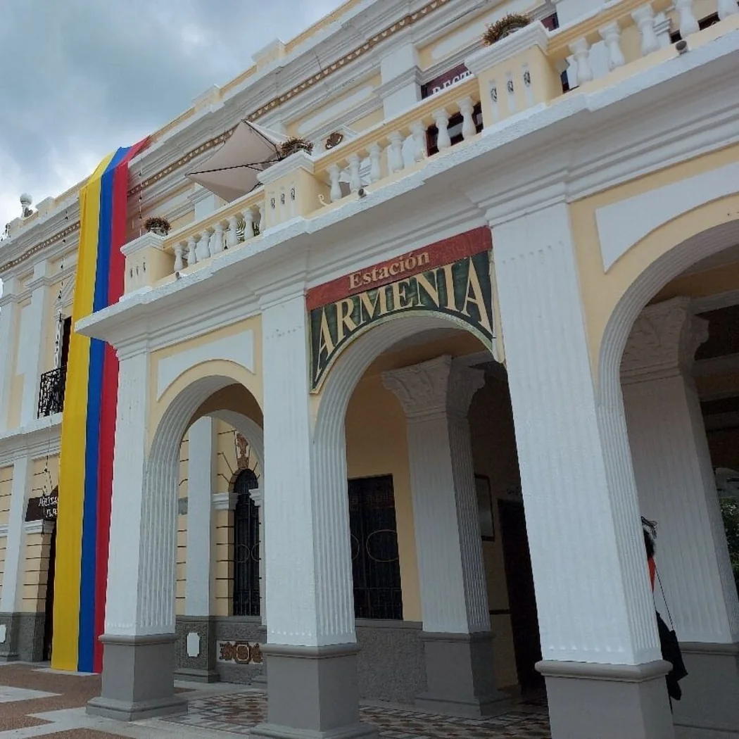 Estación Armenia con bandera de Colombia